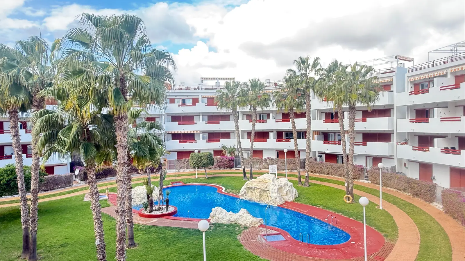 Terraza de un apartamento con vistas al jardín en Orihuela Costa