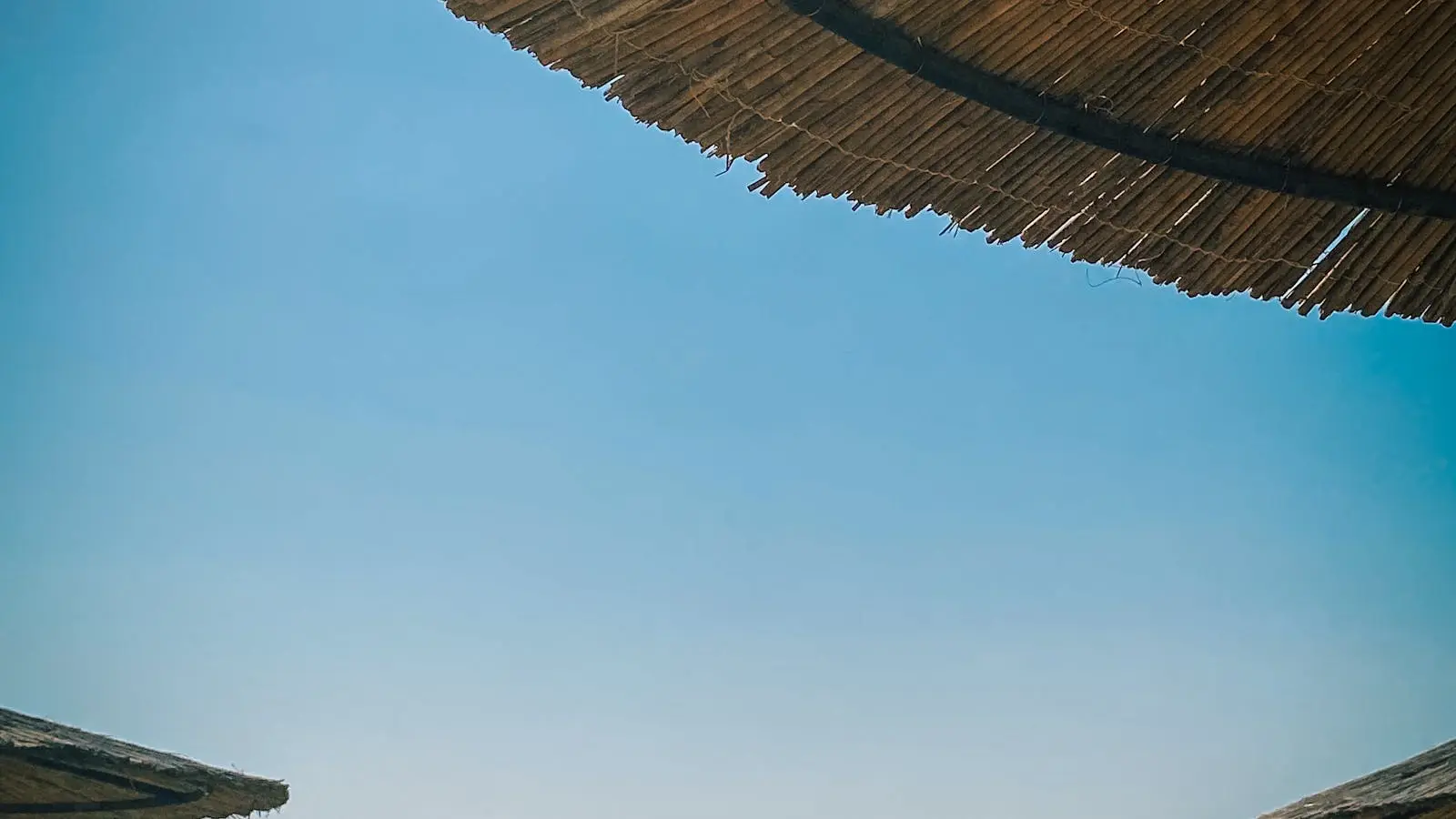Cielo despejado y mar en calma en una playa de Orihuela Costa