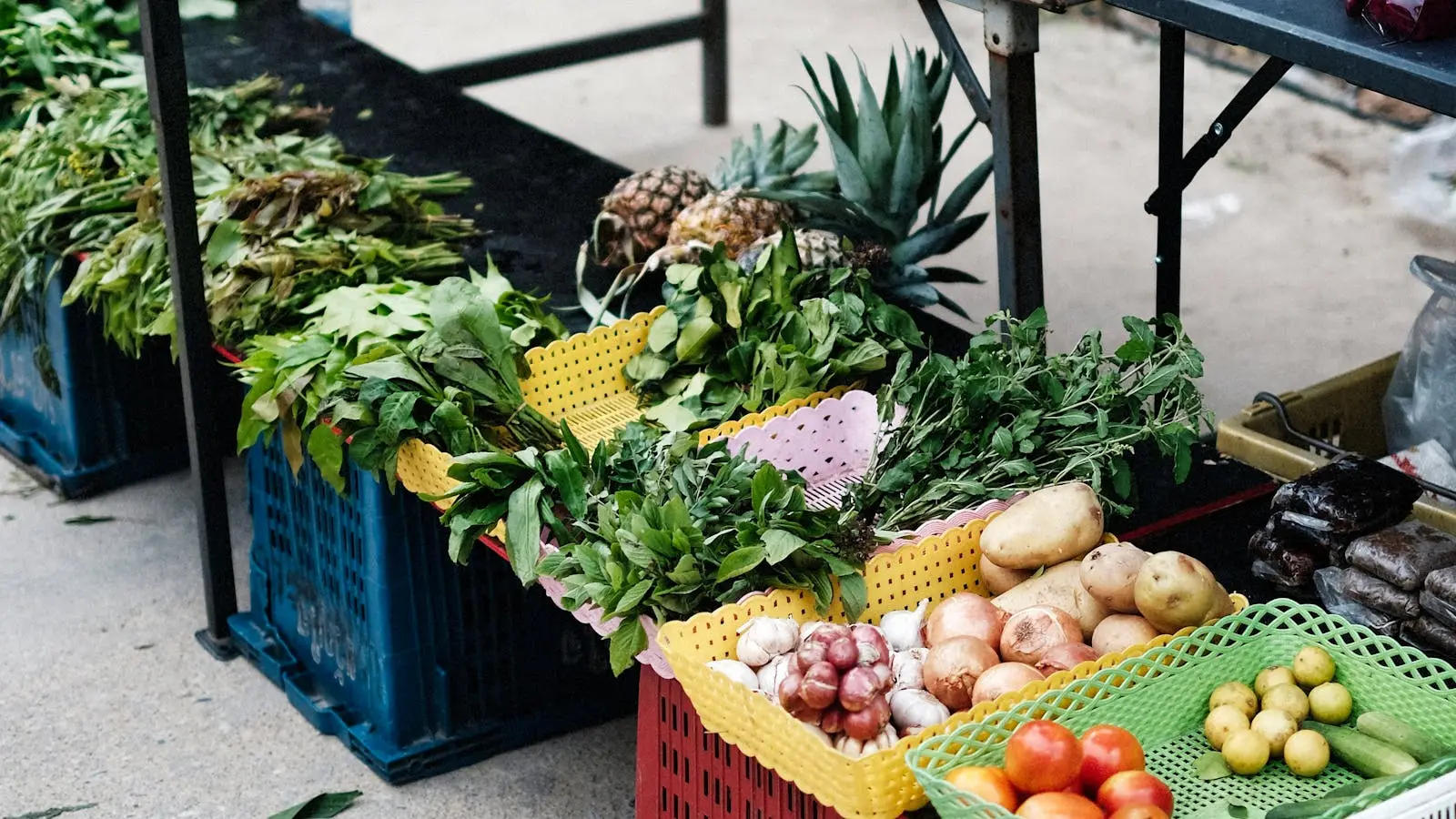 Puesto de fruta y verdura en un mercadillo al aire libre cerca de Torrevieja